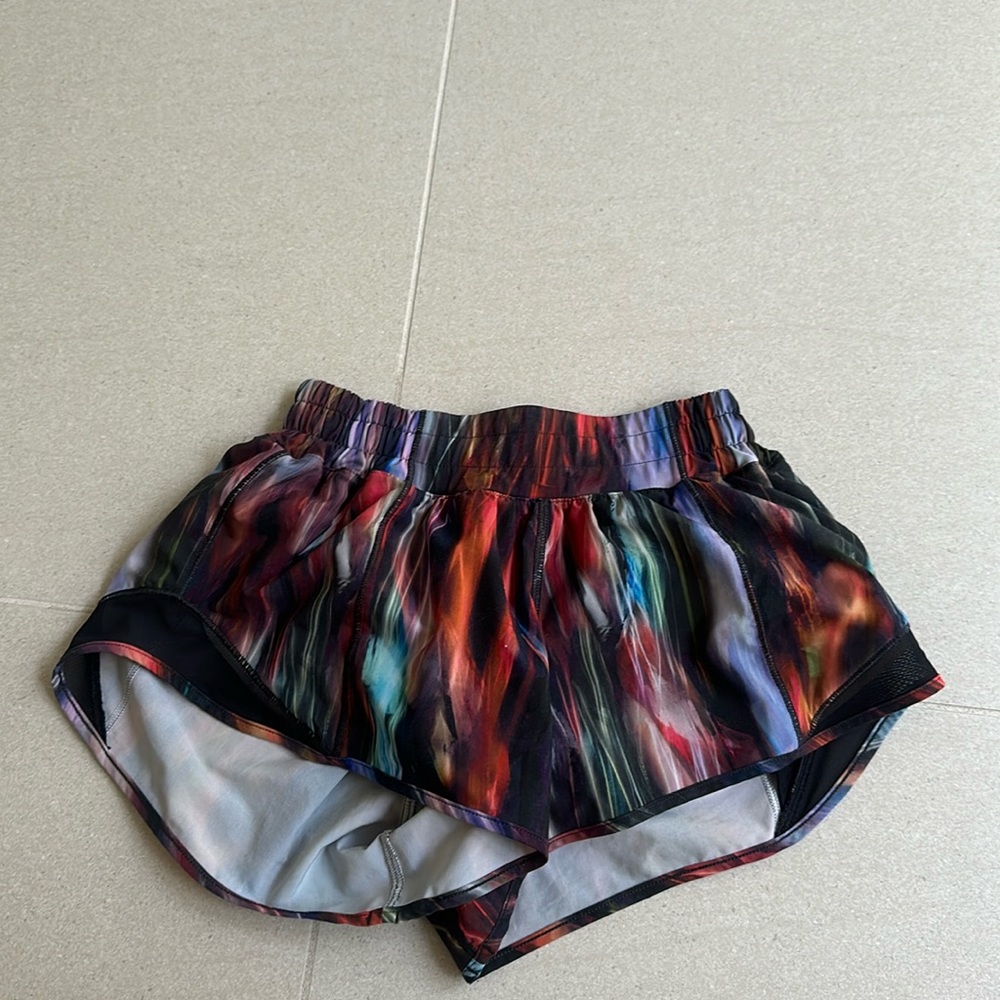 Size 2 lululemon hotty hots good condition, 2.5 in